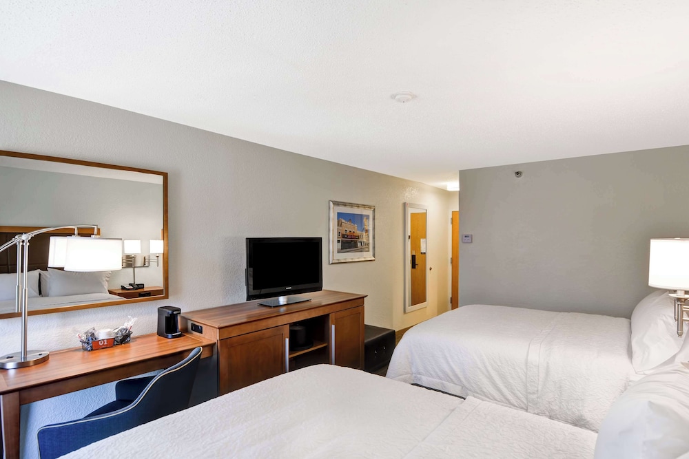 Hampton Inn Memphis Poplar - photo 16