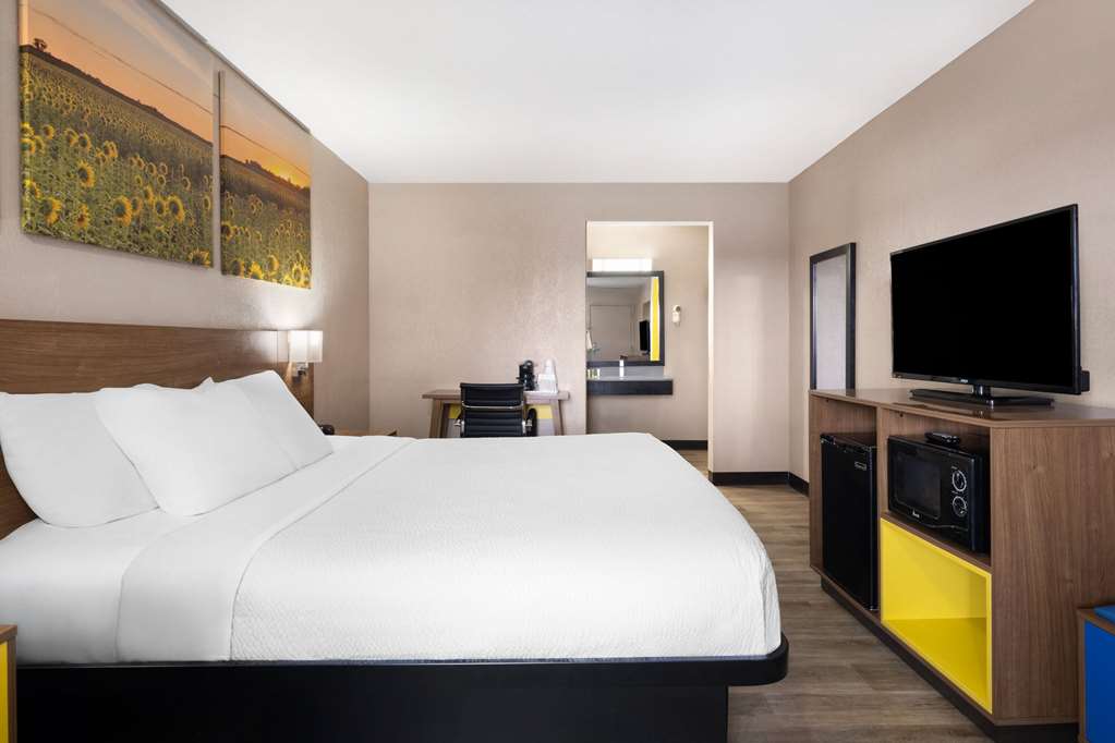 Days Inn & Suites by Wyndham Kokomo - photo 8