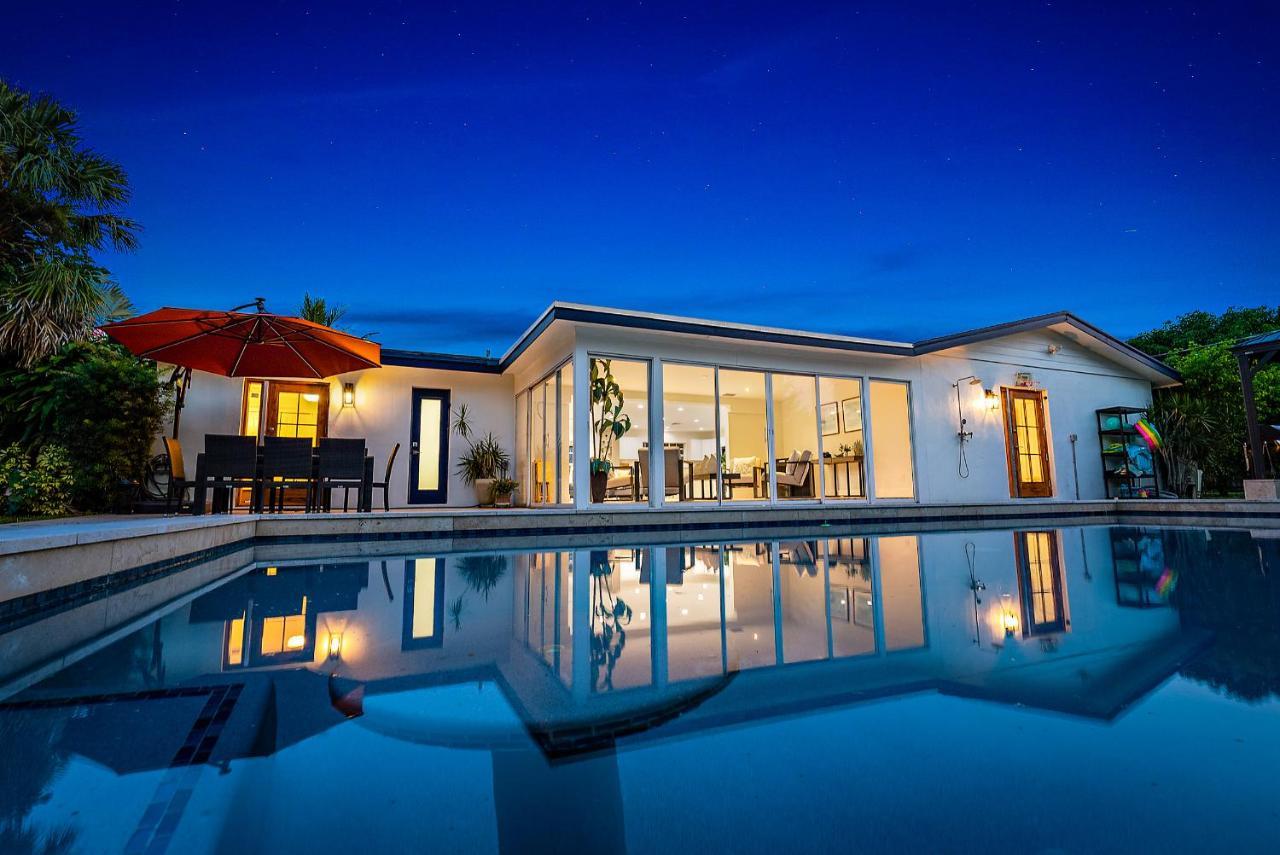 Fully Remodeled Huge Backyard Pet Friendly Pool — hotel in Palm Beach Gardens