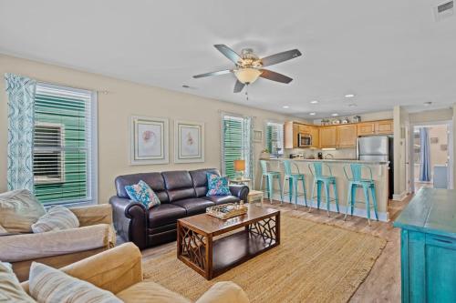 Paradise Palms. Palm trees a salty breeze and balconies — 4-Star Luxury Hotel in Carolina Beach, United States