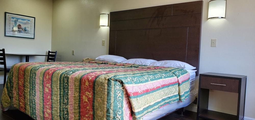 Plano Inn & Suites - photo 12
