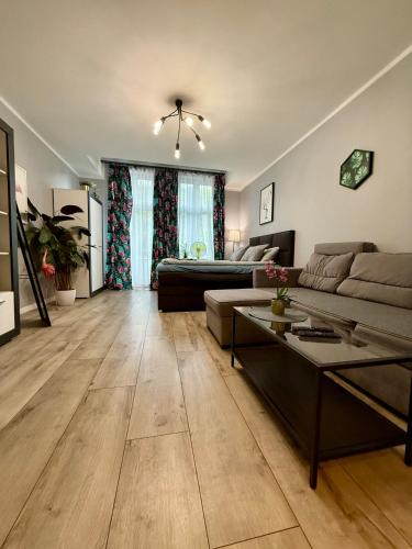 Apartmanet FLAMING z balkonem darmowe parkowanie naprzeciw PKP i PKS doba hotelowa aż do 12tej FV self check in — 4-Star Luxury Hotel in Opole, Poland