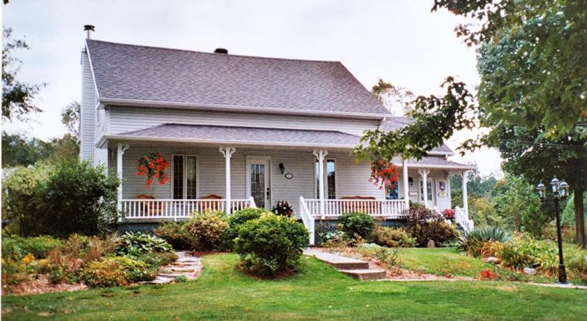 Au Domaine Gite Vallée des Roseaux — 4-Star Luxury Hotel in Victoriaville, Canada