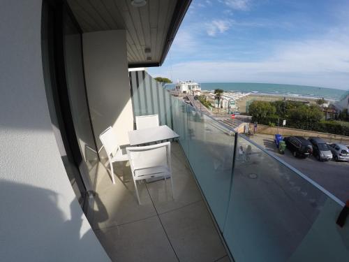 Suite Serenissima bilocale con terrazzo frontemare Agenzia Cocal — 4-Star Luxury Hotel in Caorle, Italy