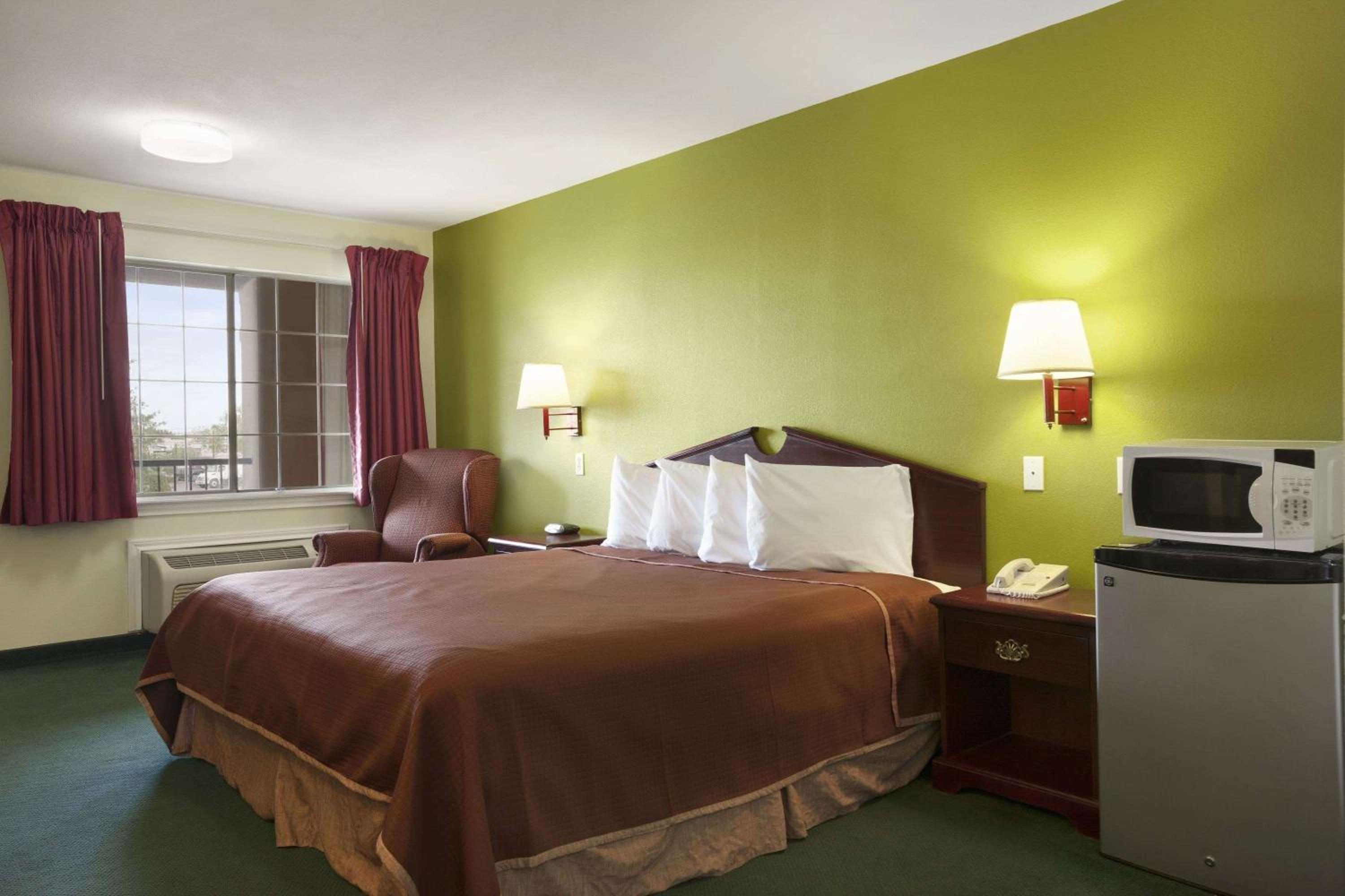 Howard Johnson by Wyndham Grand Prairie Near Lone Star Park - photo 14