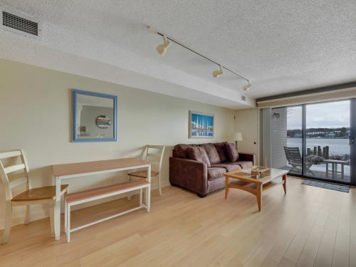 105 Edgewater Inn - photo 15