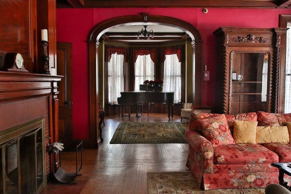 Black Swan Inn 5081243 — Tilton