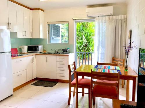 Coastal Living near Shops and Botanical Gardens — 4-Star Luxury Hotel in Edge Hill, Australia