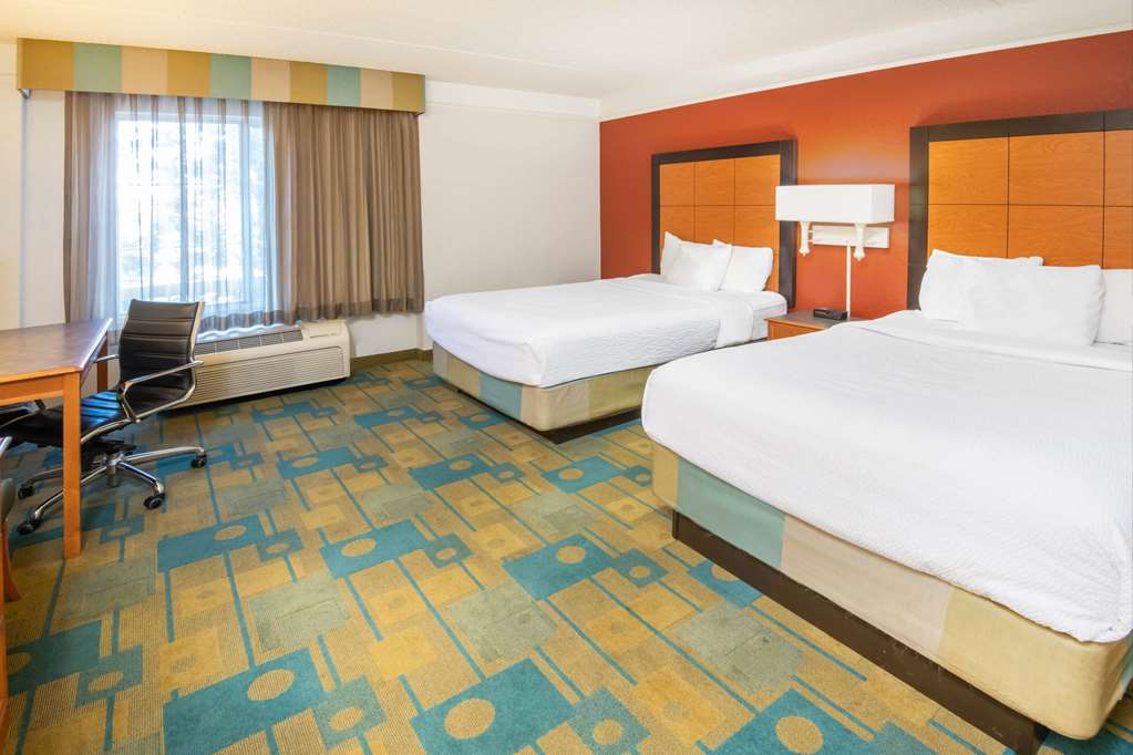 La Quinta Inn & Suites by Wyndham Colorado Springs South AP - photo 37