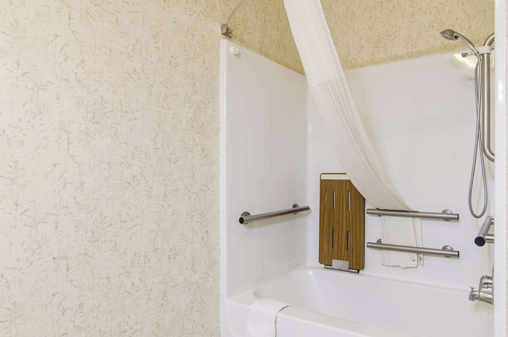 Quality Inn Junction City Near Fort Riley - photo 31