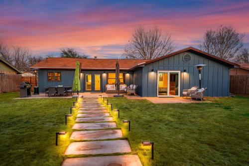 Das Blaue Haus Close to wine route — 4-Star Luxury Hotel in Fredericksburg, United States