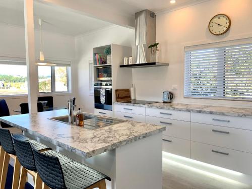 Coromandel Town Harbourside Cottage Luxury Accommodation — 4-Star Luxury Hotel in Coromandel, New Zealand