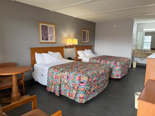 Key West Inn Chatsworth - photo 11