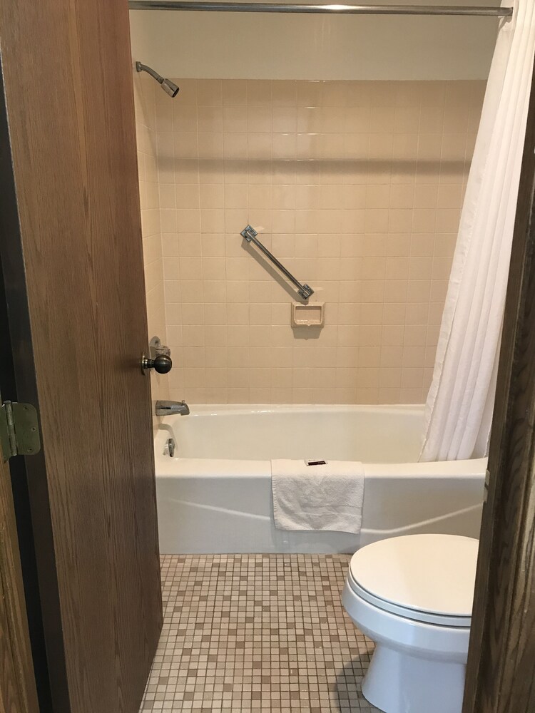 Colonial Inn Dyersville - photo 28