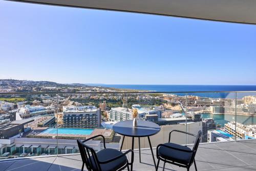 High Rise Elegance 18th Floor Apartment with Stunning Sea Views — 4-Star Luxury Hotel in San Giljan, Malta