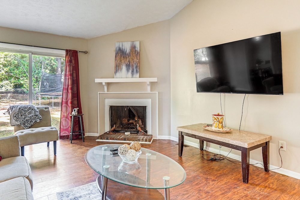 5 Mi to Fort Bragg: Family Gem Near Parks & Trails in Fayetteville, United States