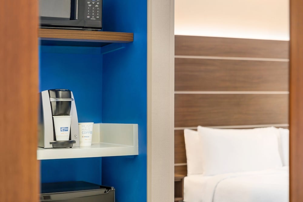 Holiday Inn Express & Suites Philadelphia Mt. Laurel by IHG - photo 23