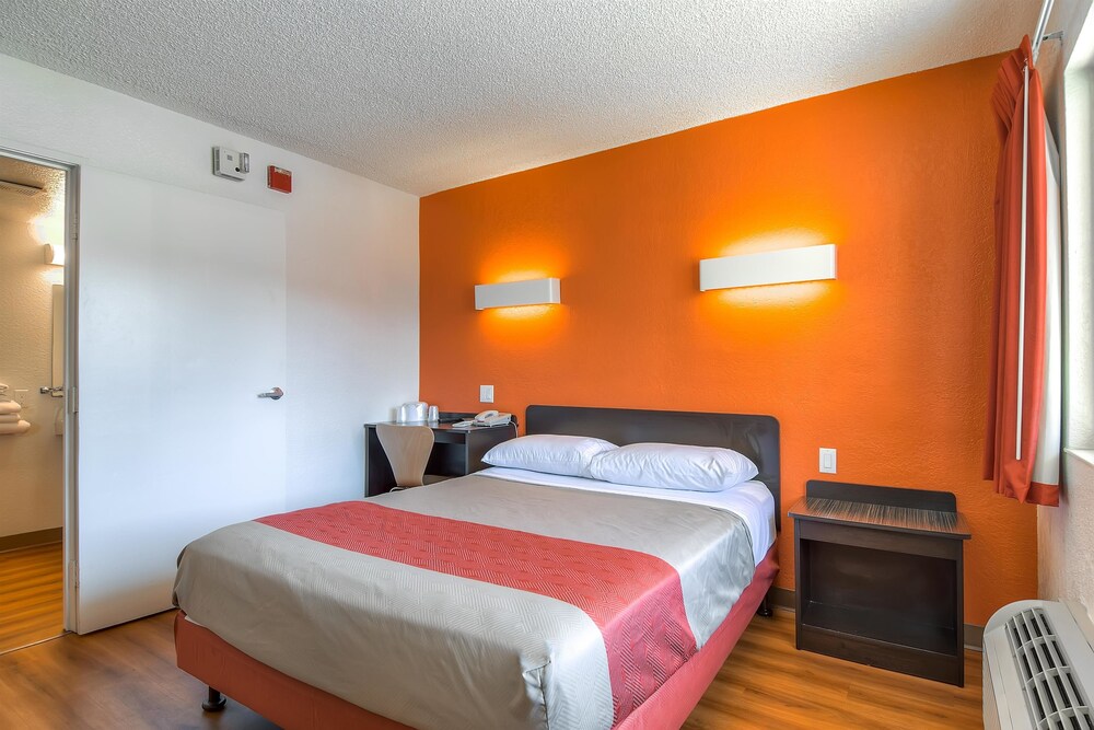 Motel 6 Los Angeles Long Beach - photo 15