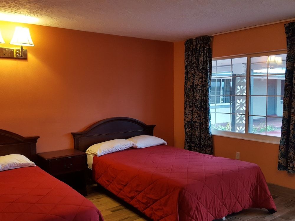 Three Oaks Motel - photo 19