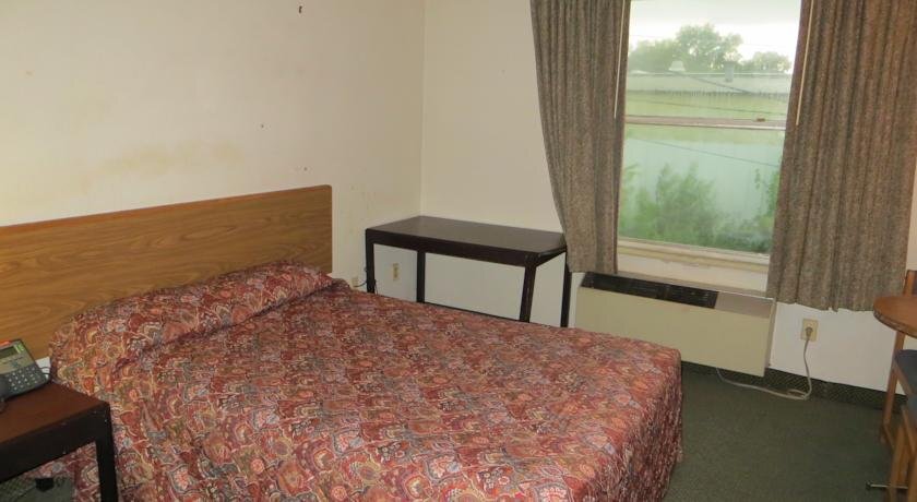 Hollywood Inn & Suites - photo 5