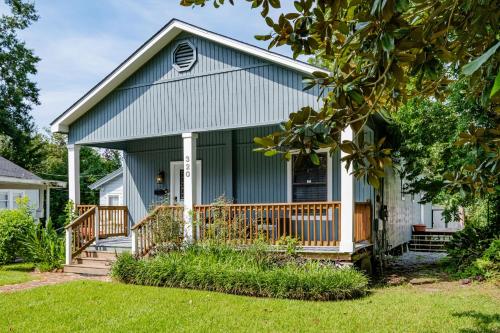 Charming 3BR Historic Home on Mardi Gras Route — 4-Star Luxury Hotel in Lafayette, United States