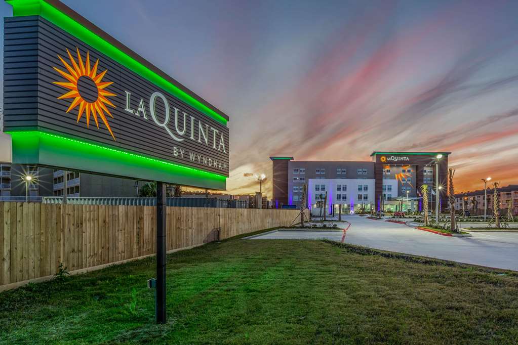 La Quinta Inn & Suites by Wyndham Galveston West Seawall - photo 5