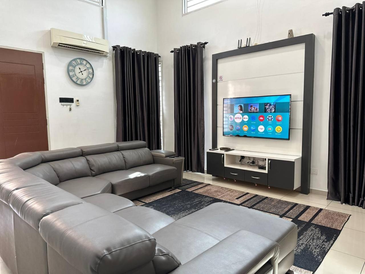 Bandar Melaka Family Bungalow Private Pool BBQ WiFi Netflix — 4-Star Luxury Hotel in Malacca, Malaysia