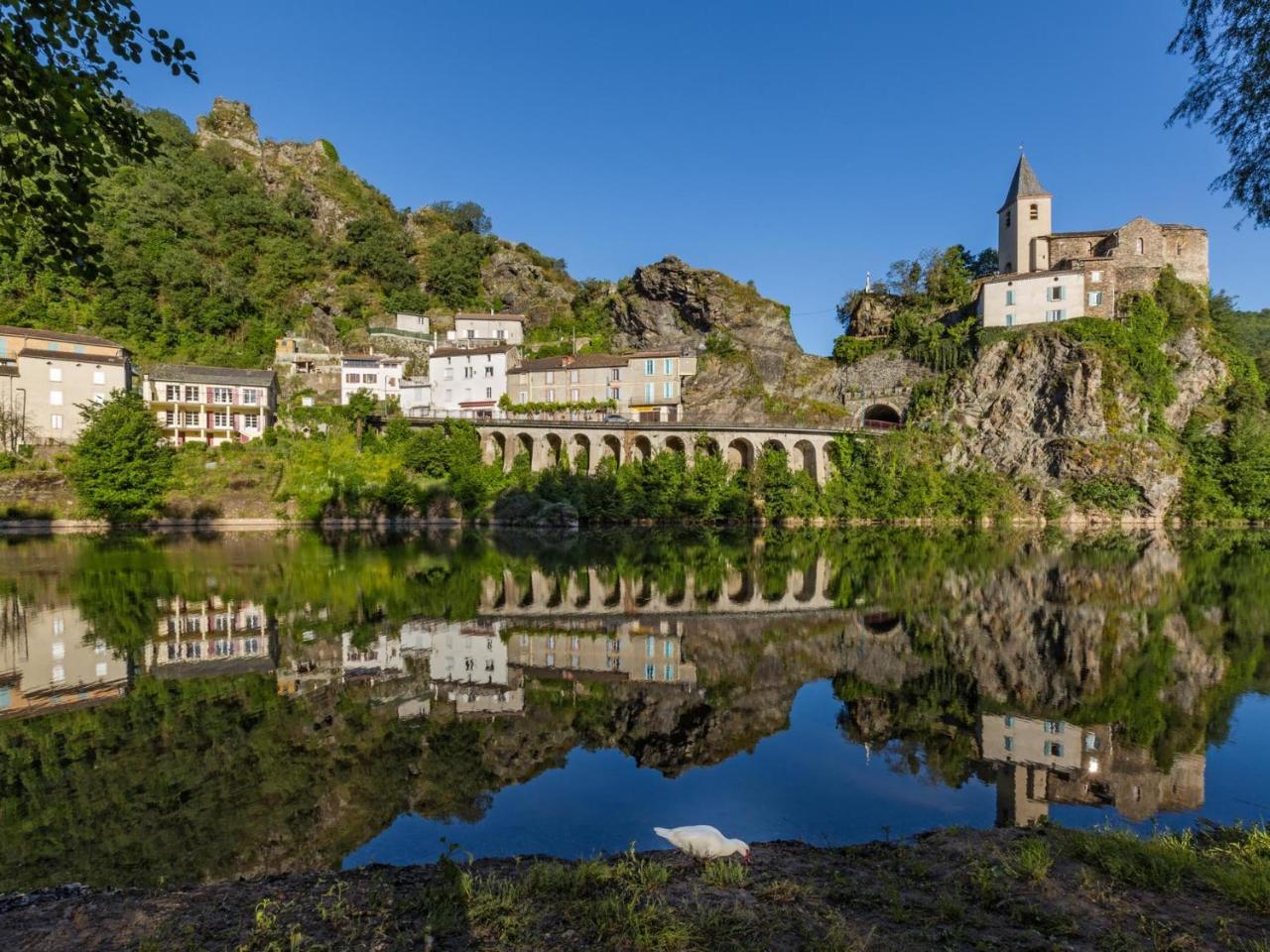 Les Gites du Rocher Et de la Boucle du Tarn in Cassagnes-Begonhes, France
