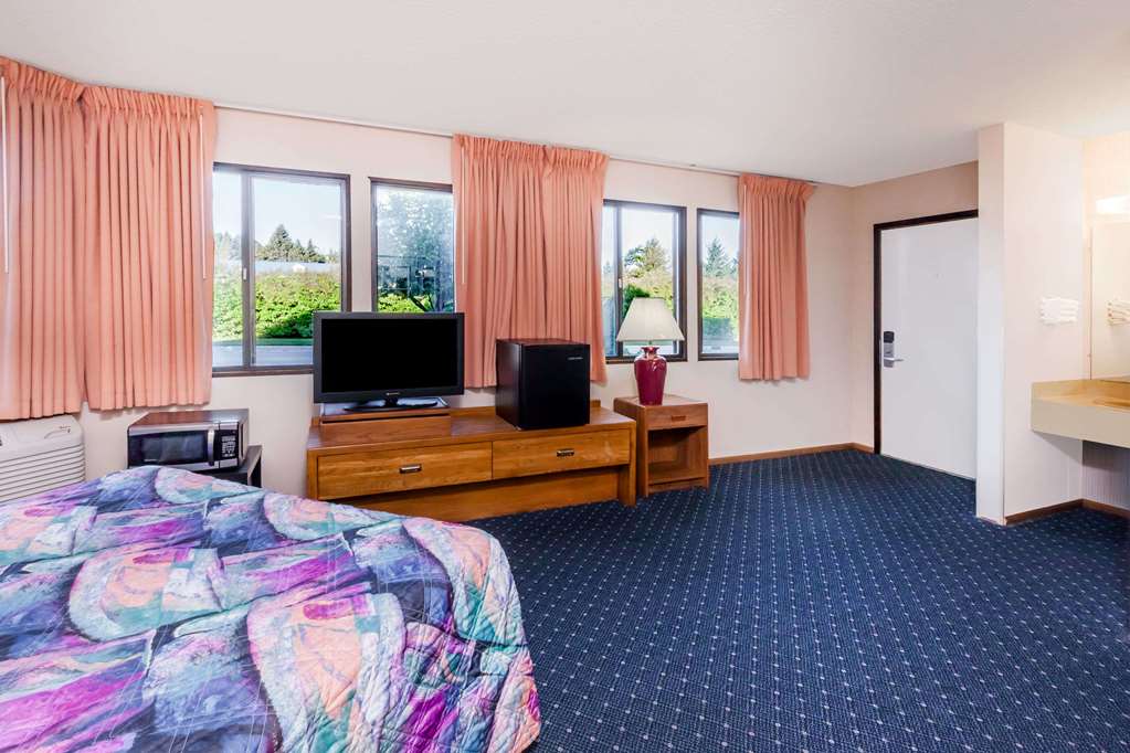 Knights Inn Mackinaw City - photo 13