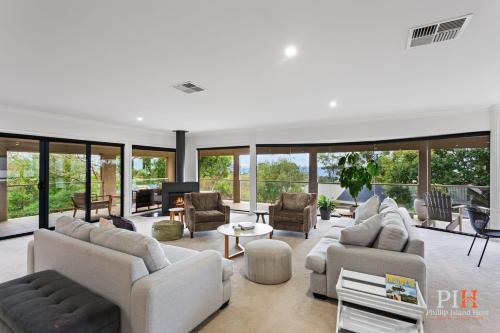 Spacious Retreat with Coastal Views in Cowes, Australia