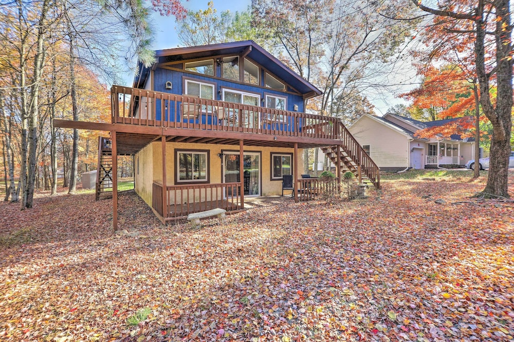 7 Mi to Slopes: Inviting Pocono Mtn Retreat — hotel in Towamensing Trails