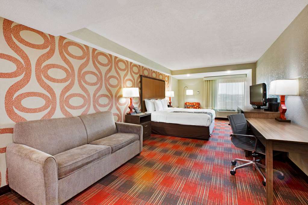 La Quinta Inn & Suites by Wyndham DC Metro Capital Beltway - photo 61