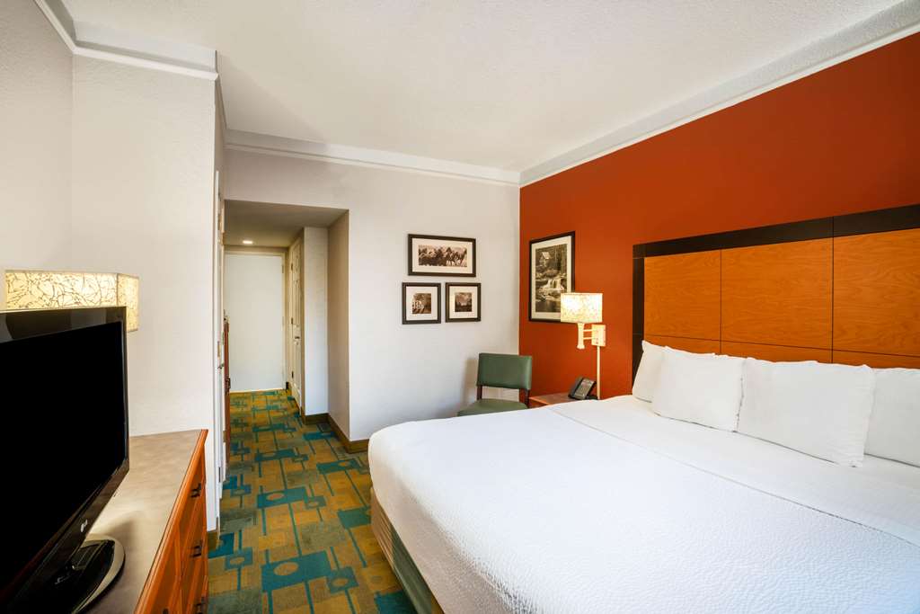 La Quinta Inn & Suites by Wyndham Nashville Airport Opryland - photo 36