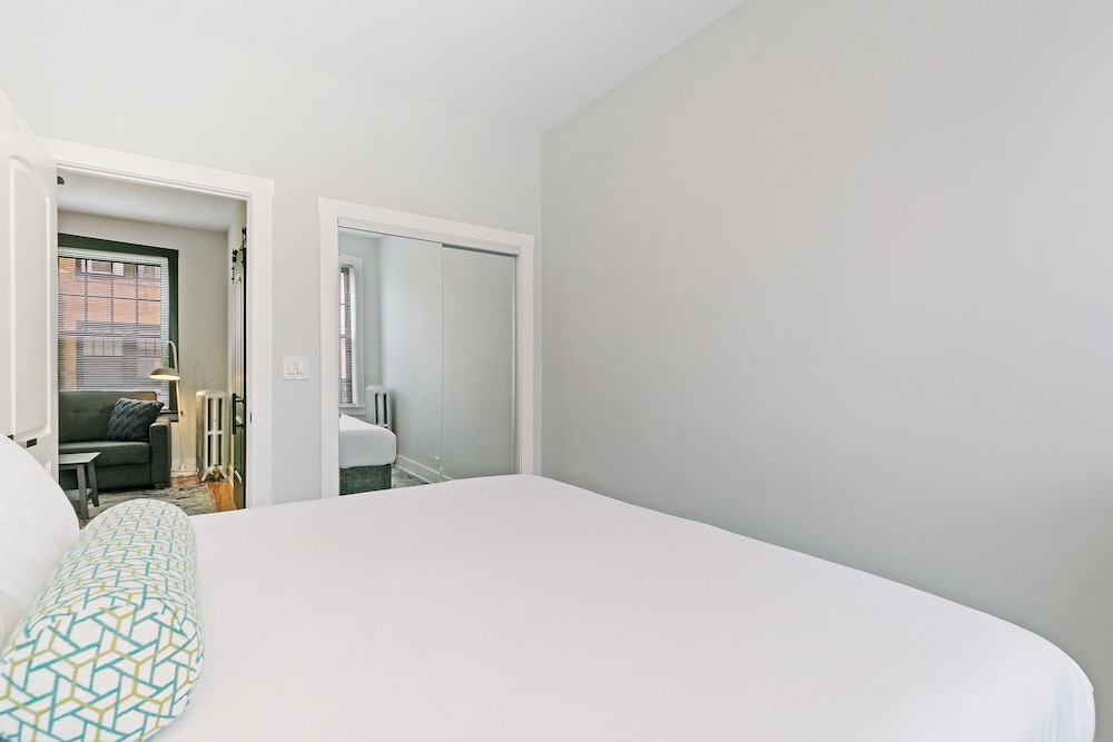 Newly Renovated 1BR Apt in Ideal Location Belmont E1 — 4-Star Luxury Hotel in Chicago, United States