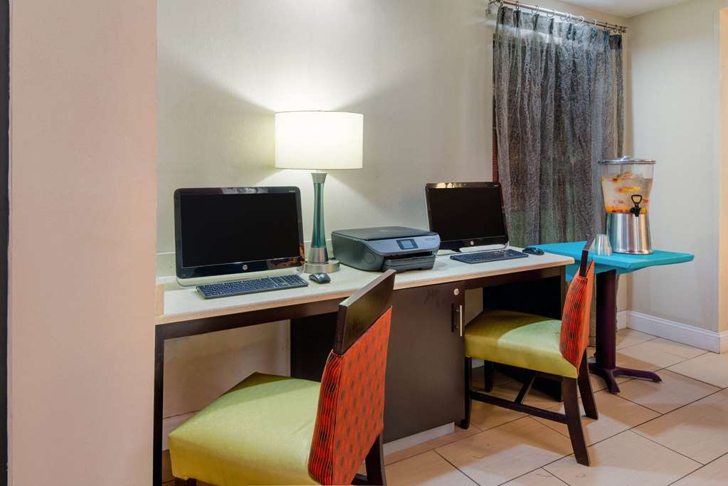 La Quinta Inn & Suites by Wyndham Elkview Charleston NE - photo 52