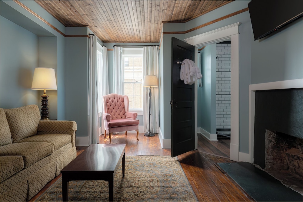 The NuWray Hotel & Carriage House - photo 47