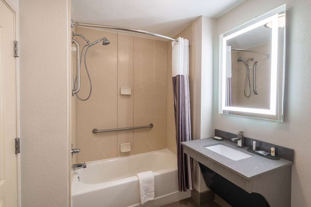 La Quinta Inn & Suites by Wyndham Prattville - photo 37