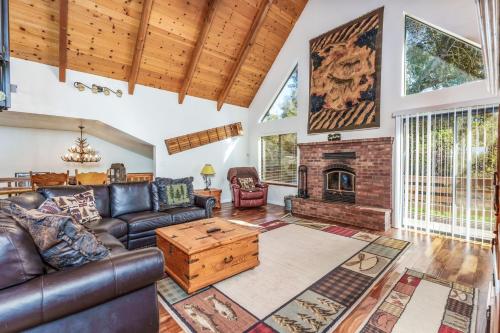 Stimboli Lodge Sleeps 16 with tons of games and fun — 4-Star Luxury Hotel in Oakhurst, United States