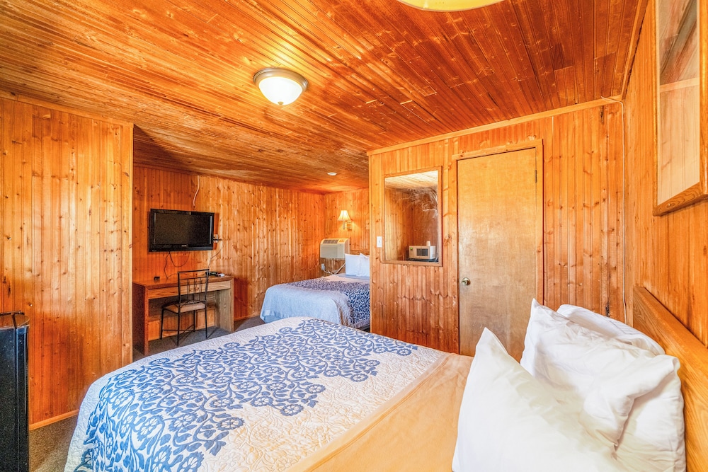 Green Acre Motel by OYO Near Rush County Airport - photo 17