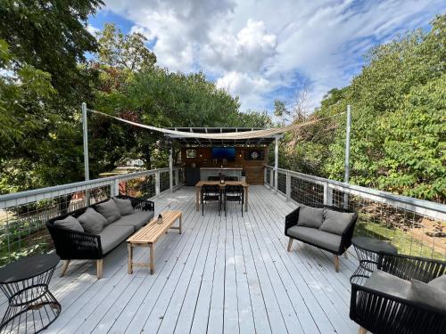 Authentic Austin Pad with Roof top Deck Bar in Austin, United States