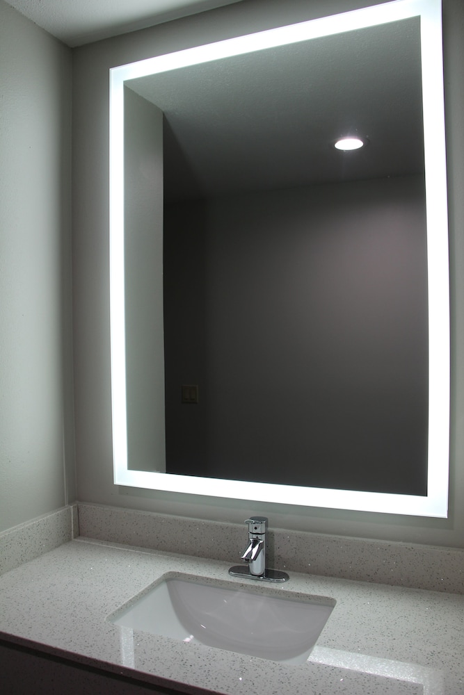 Westbridge Inn & Suites Carrollton - photo 23