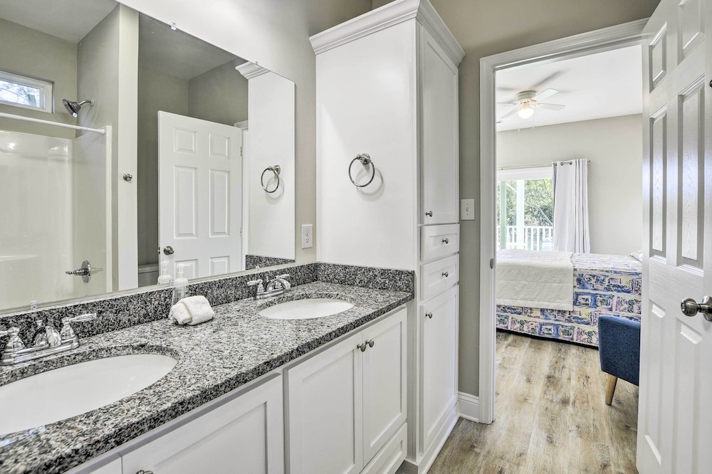 Modern Escape in the Heart of Murrells Inlet in Murrells Inlet, United States