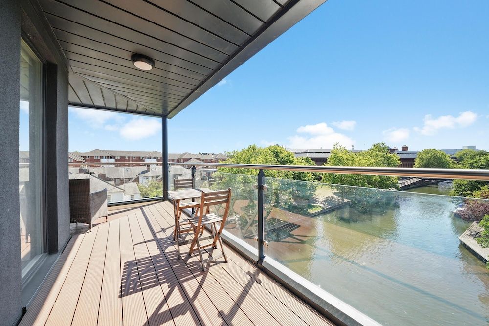 Kennet House Superior Serviced Apartment — 4-Star Luxury Hotel in Reading, United Kingdom