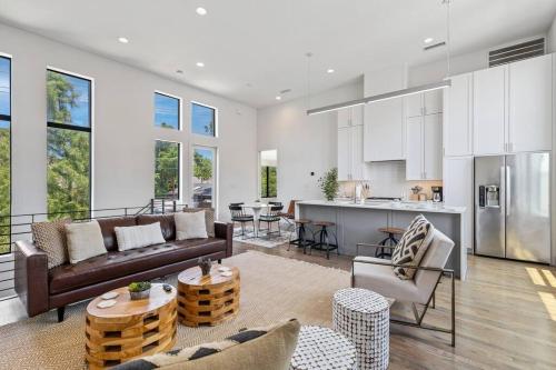 Beautiful Perfectly Located Luxury 2 Bed Townhome in Dallas, United States