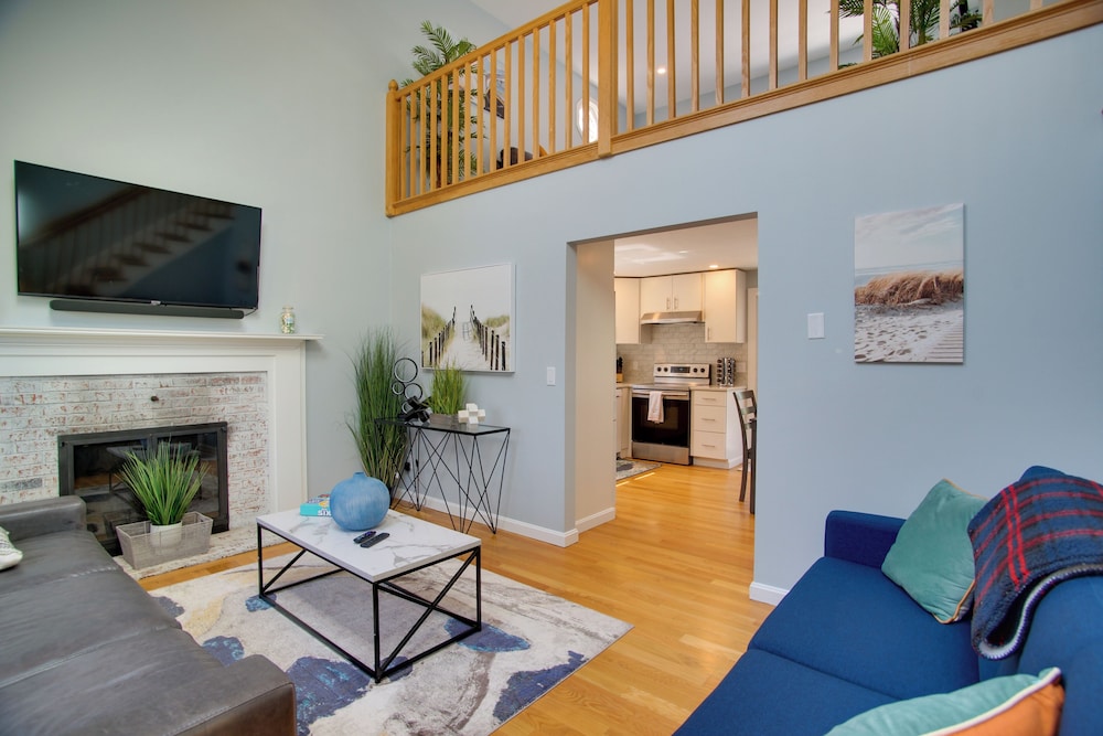 Easy Beach Days Updated Cape Cod Home with Deck — 4-Star Luxury Hotel in West Yarmouth, United States