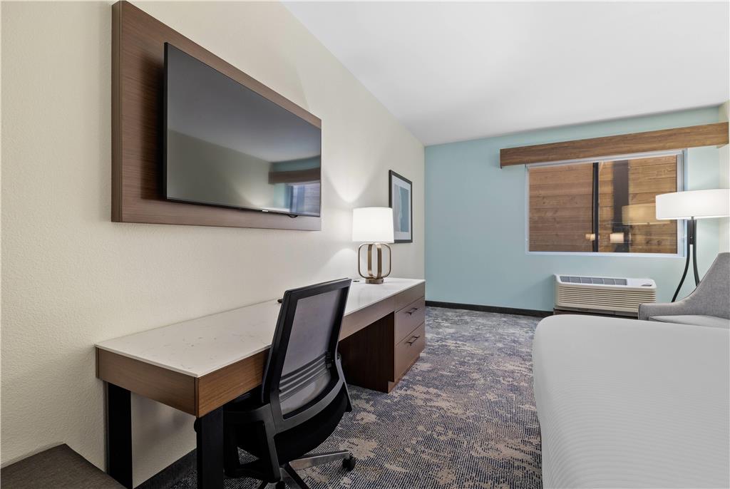 La Quinta Inn & Suites by Wyndham Santa Cruz - photo 25