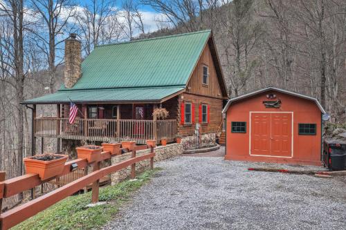 Welcome to Bearfeet Retreat a pristine cabin in a quiet corner in the heart of Wears Valley — 4-Star Luxury Hotel in Sevierville, United States