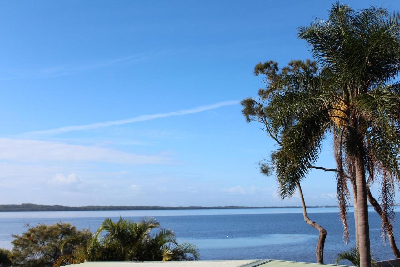 Tuggerah lakefront 4 bed 2 bath home with stunning views — 4-Star Luxury Hotel in Gorokan, Australia