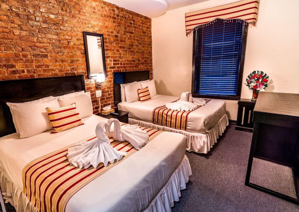 Royal Park Hotel and Hostel