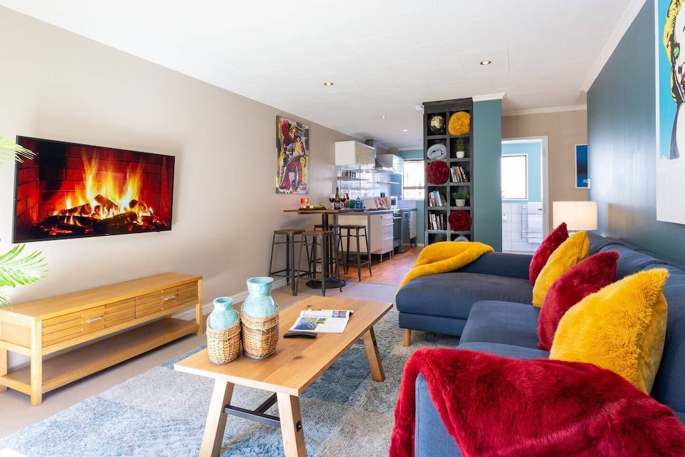 Spacious Central City Apartment with Parking — 4-Star Luxury Hotel in Queenstown, New Zealand